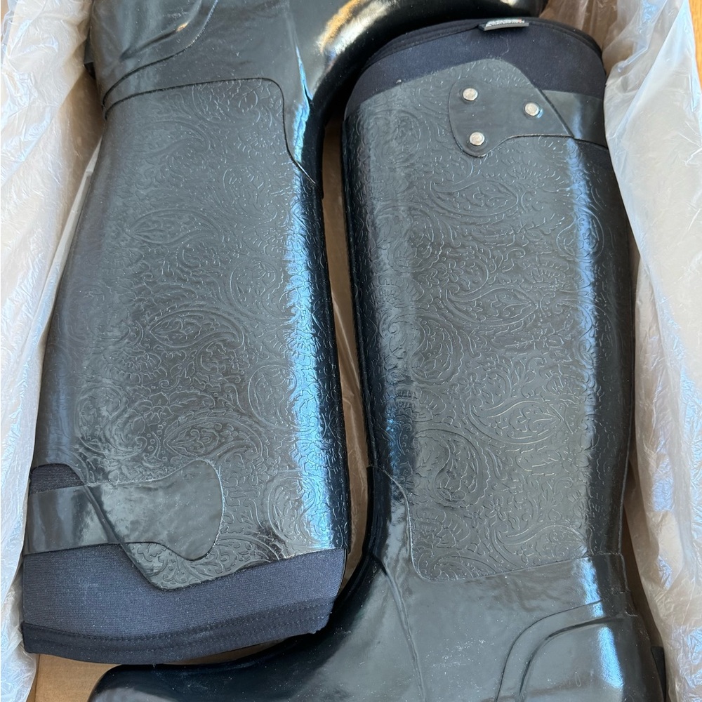 Bogs Black Rider Emboss Boots - Picture 2 of 9